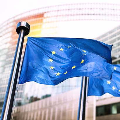 Due bandiere dell'Unione europea sventolano davanti al palazzo del Parlamento europeo